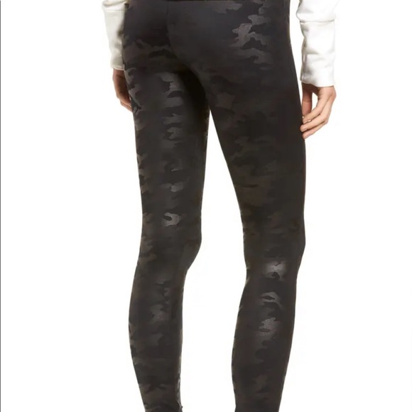Faux Leather Camo Leggings
SPANX® Size M - Picture 2 of 13